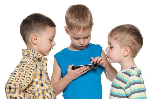 Anak menggunakan Smartphone