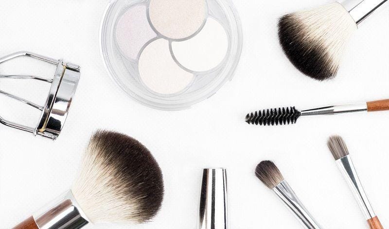 makeup tools yang harus dibawa
