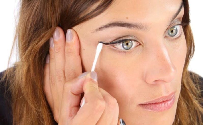 gunakan cotton bud untuk membersihkan noda