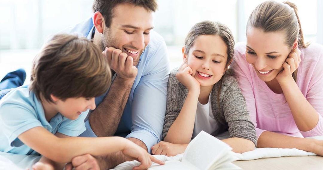 membaca bersama keluarga