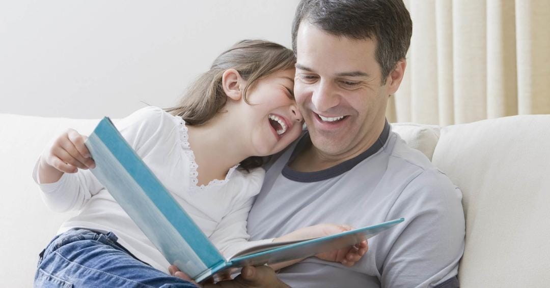 Papa mengajarkan anak membaca