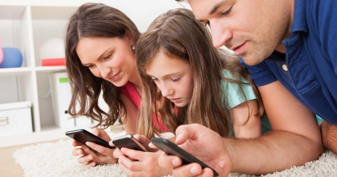 awasi penggunaan hp pada anak