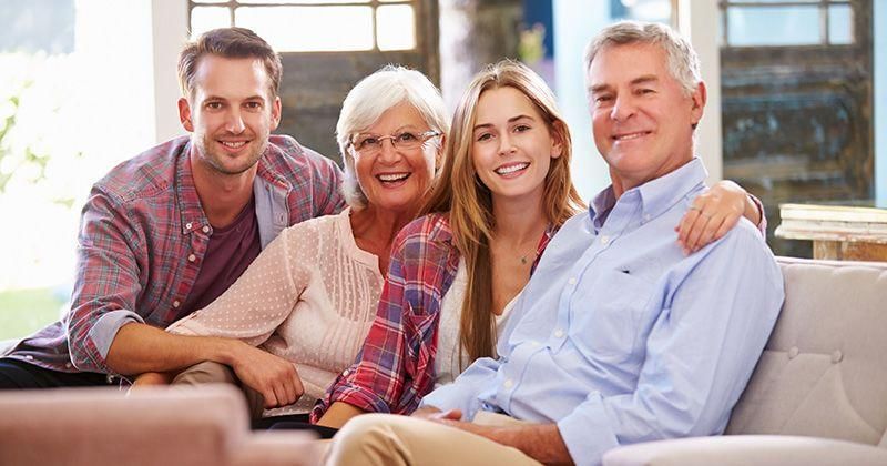 Pasangan muda bersama orangtua