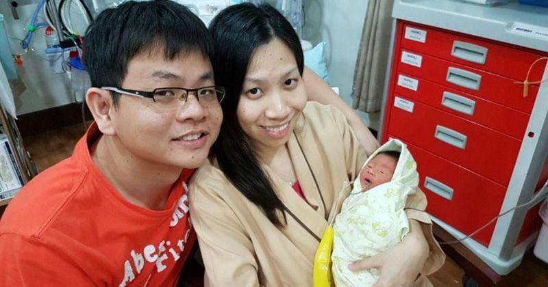 Ayah-Ibu dan bayi yang baru lahir