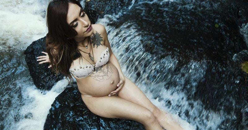 Perempuan hamil seksi di sungai